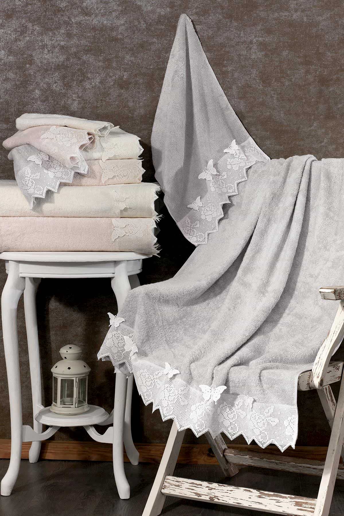 Katre 3 Boyutlu Kelebek Nakışlı El Havlusu (30 x 50 cm)