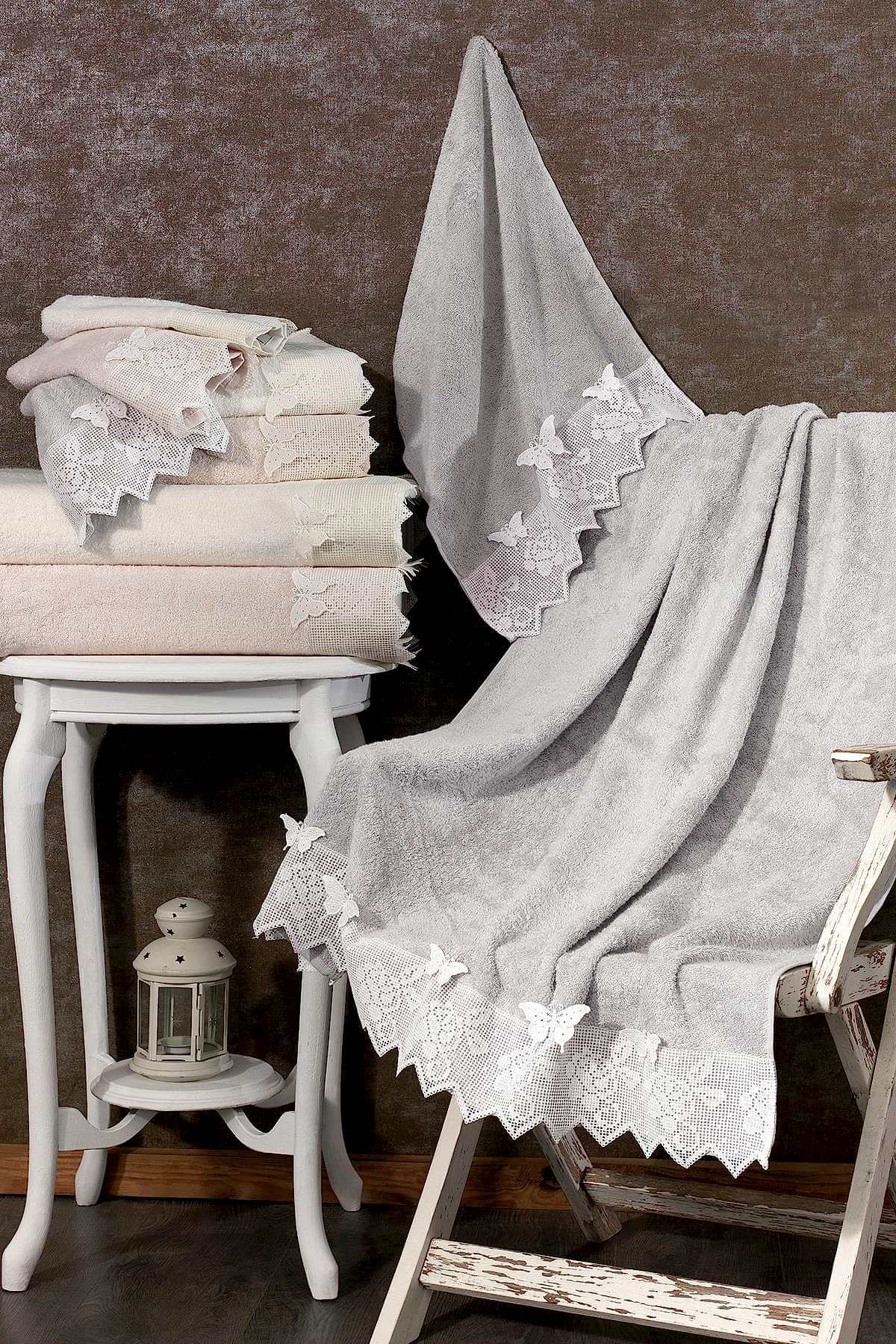 Katre 3 Boyutlu Kelebek Nakışlı El Havlusu (30 x 50 cm)