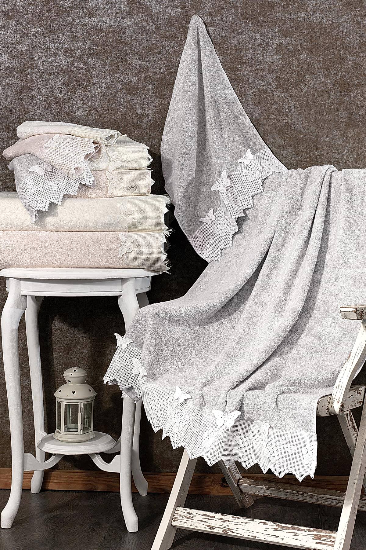 Katre 3 Boyutlu Kelebek Nakışlı El Havlusu (30 x 50 cm)