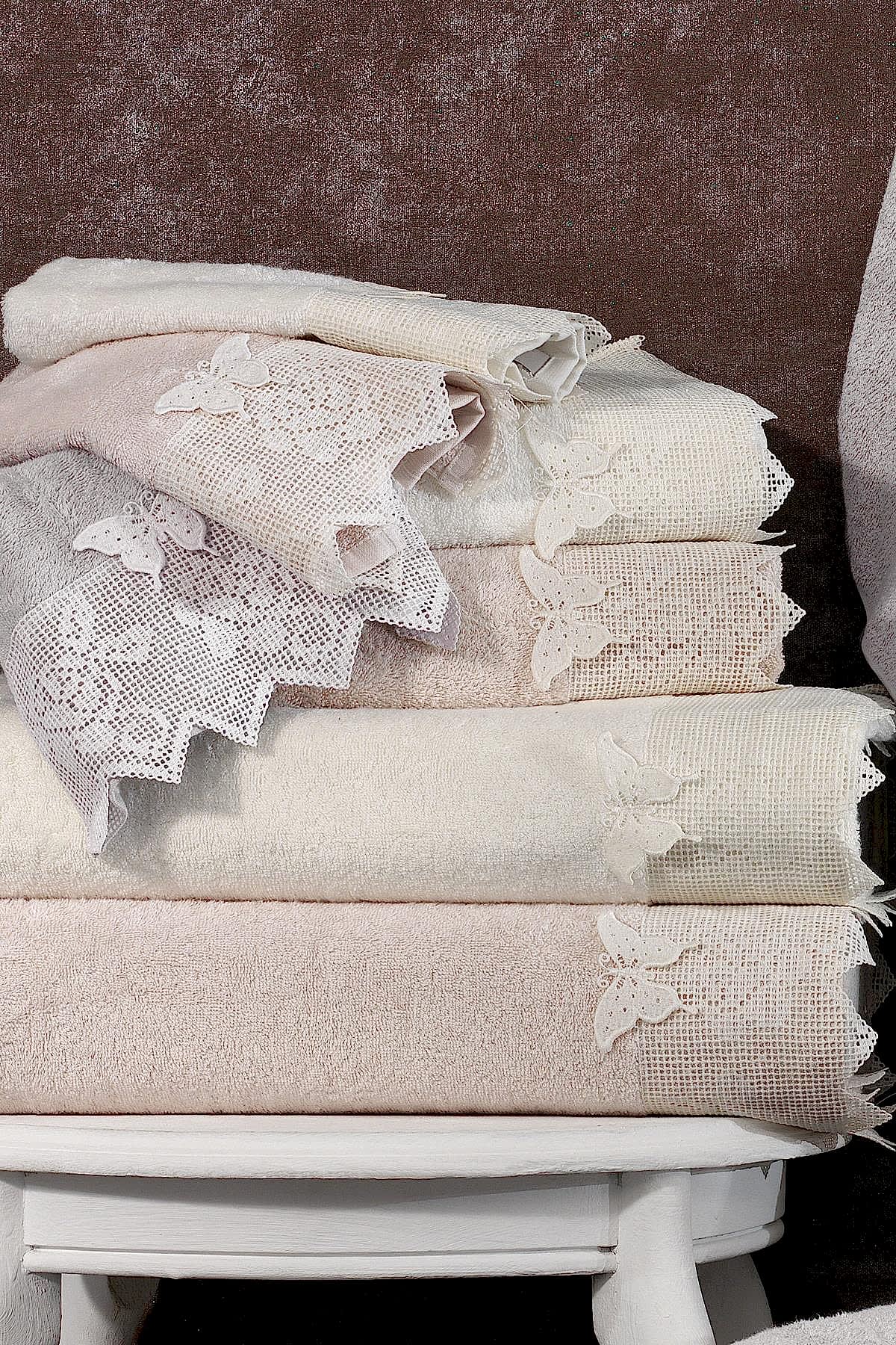 Katre 3 Boyutlu Kelebek Nakışlı Vücut Havlusu (90 x 150 cm)