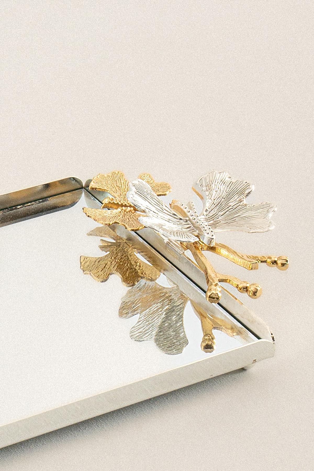 Laura Kelebek Kulplu Gümüş Küçük Tepsi (26 x 18 cm) - Nazik Home - Yuvama Değer!