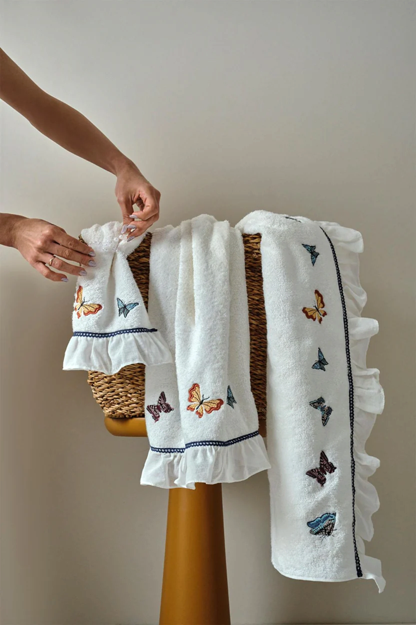 Laura Kelebek Nakışlı El Havlusu (30 x 50 cm)