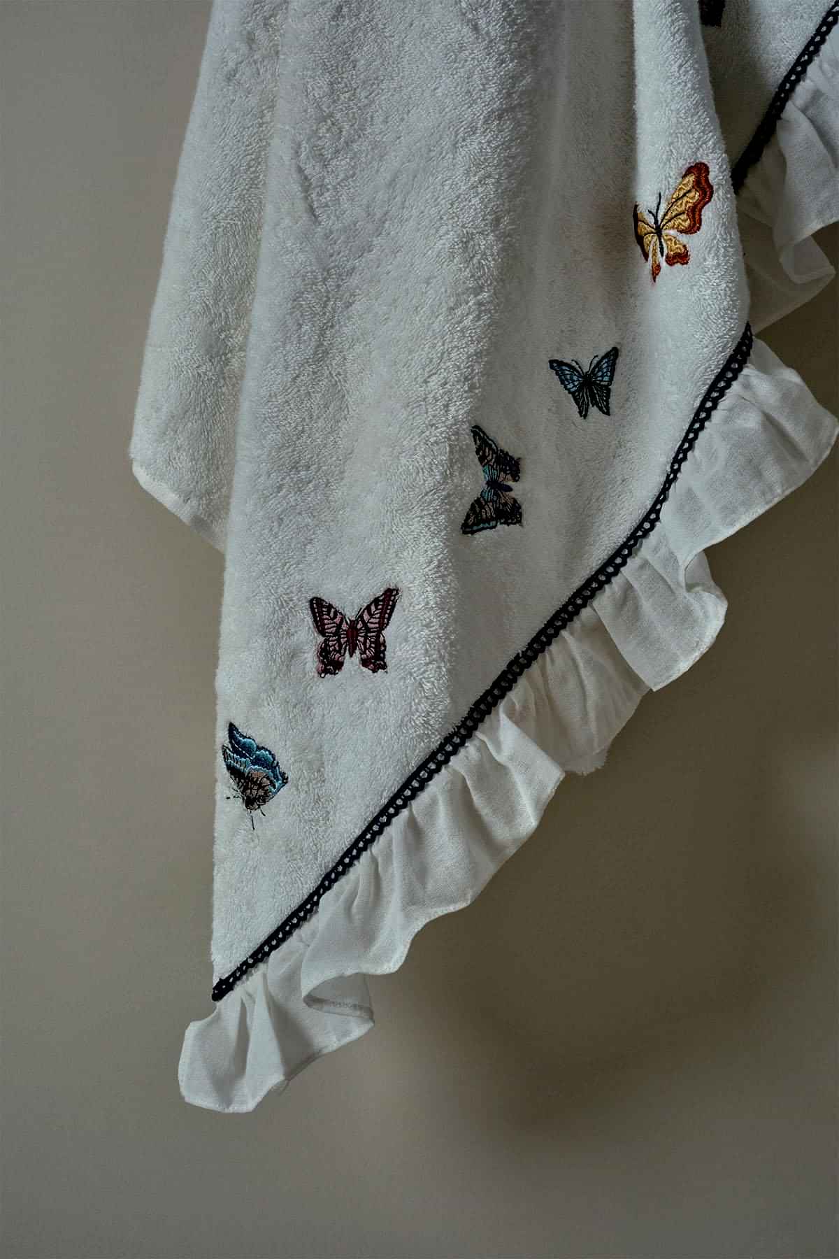 Laura Kelebek Nakışlı El Havlusu (30 x 50 cm)