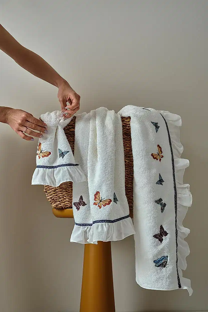 Laura Kelebek Nakışlı Vücut Havlusu (90 x 150 cm)
