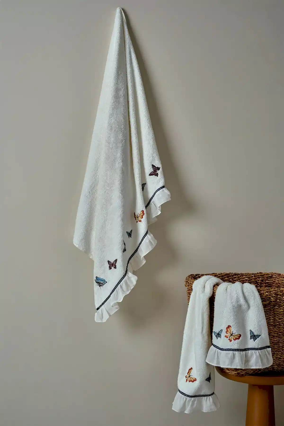 Laura Kelebek Nakışlı Vücut Havlusu (90 x 150 cm)