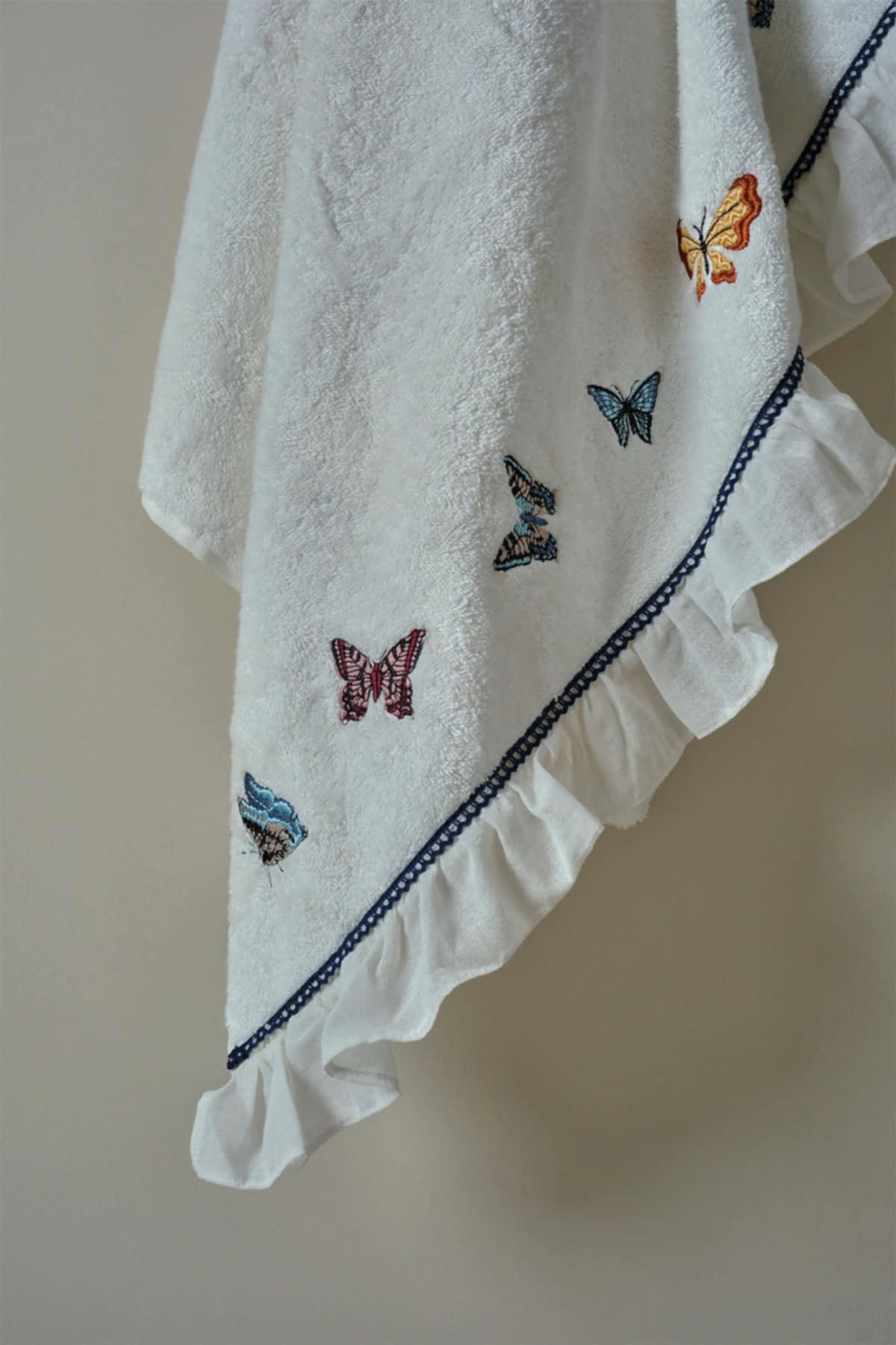 Laura Kelebek Nakışlı Vücut Havlusu (90 x 150 cm)