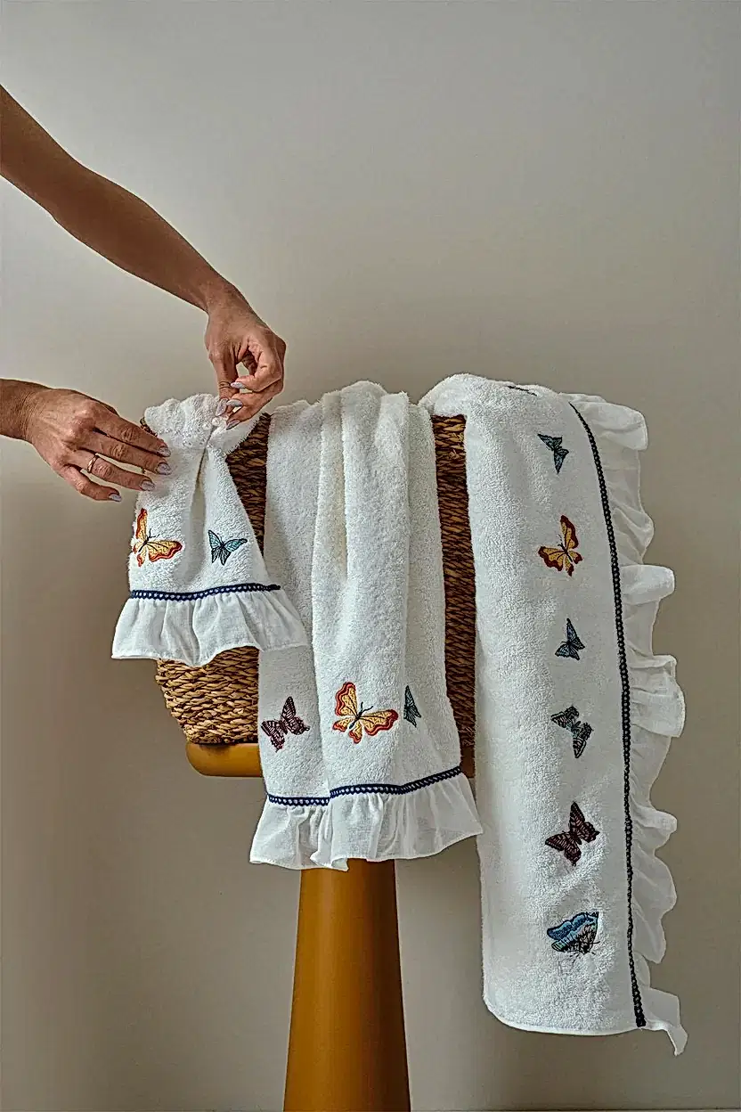 Laura Kelebek Nakışlı Yüz Havlusu (50 x 90 cm)