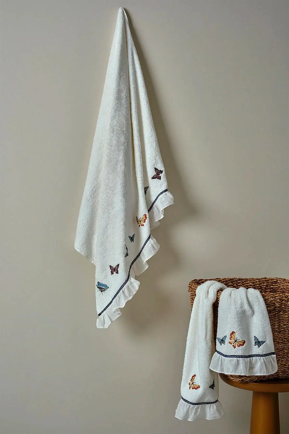 Laura Kelebek Nakışlı Yüz Havlusu (50 x 90 cm)