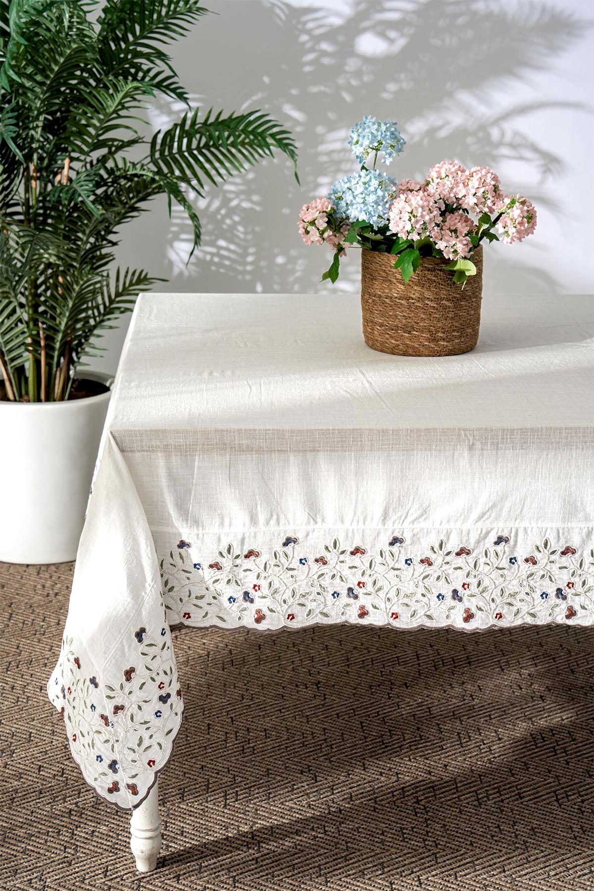 Livano Renkli Çiçek Nakışlı Leke Tutmaz Dertsiz Masa Örtüsü (160 x 260 cm)