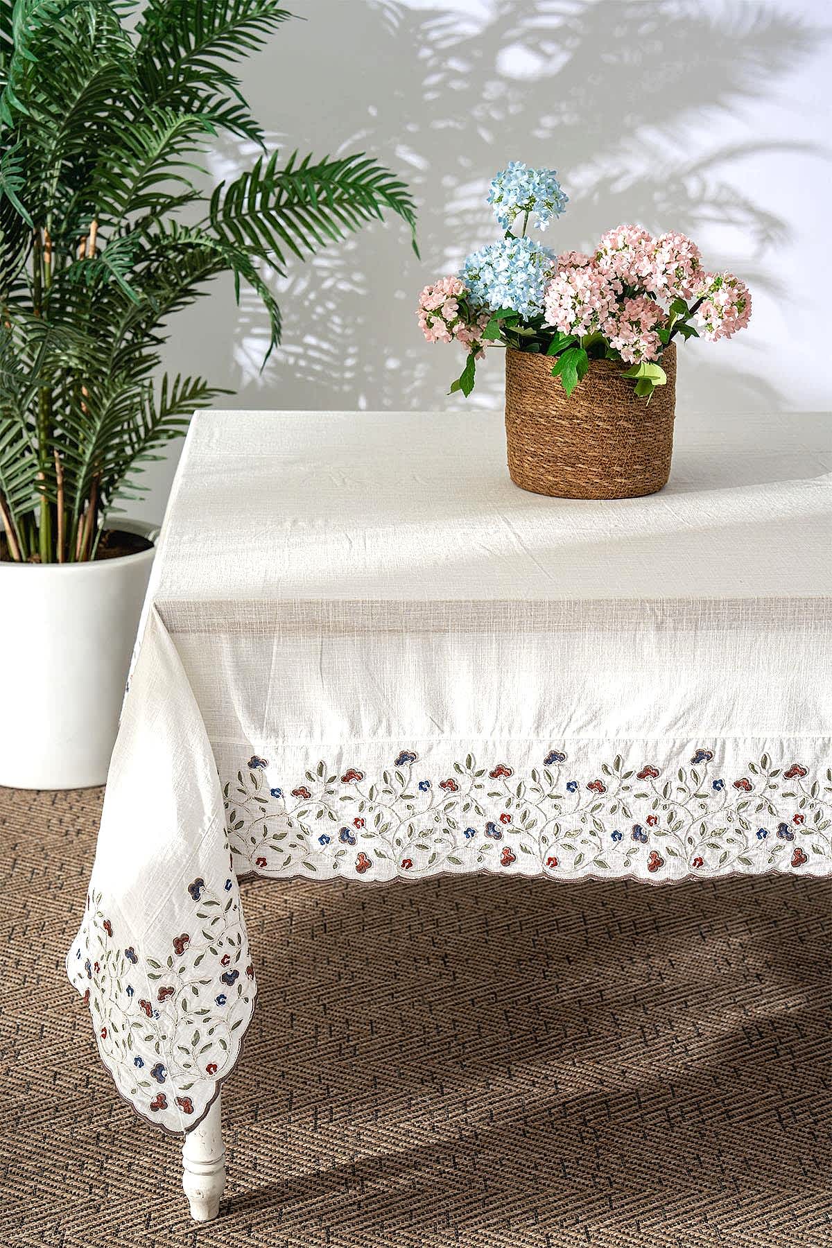 Livano Renkli Çiçek Nakışlı Leke Tutmaz Dertsiz Masa Örtüsü (160 x 260 cm)