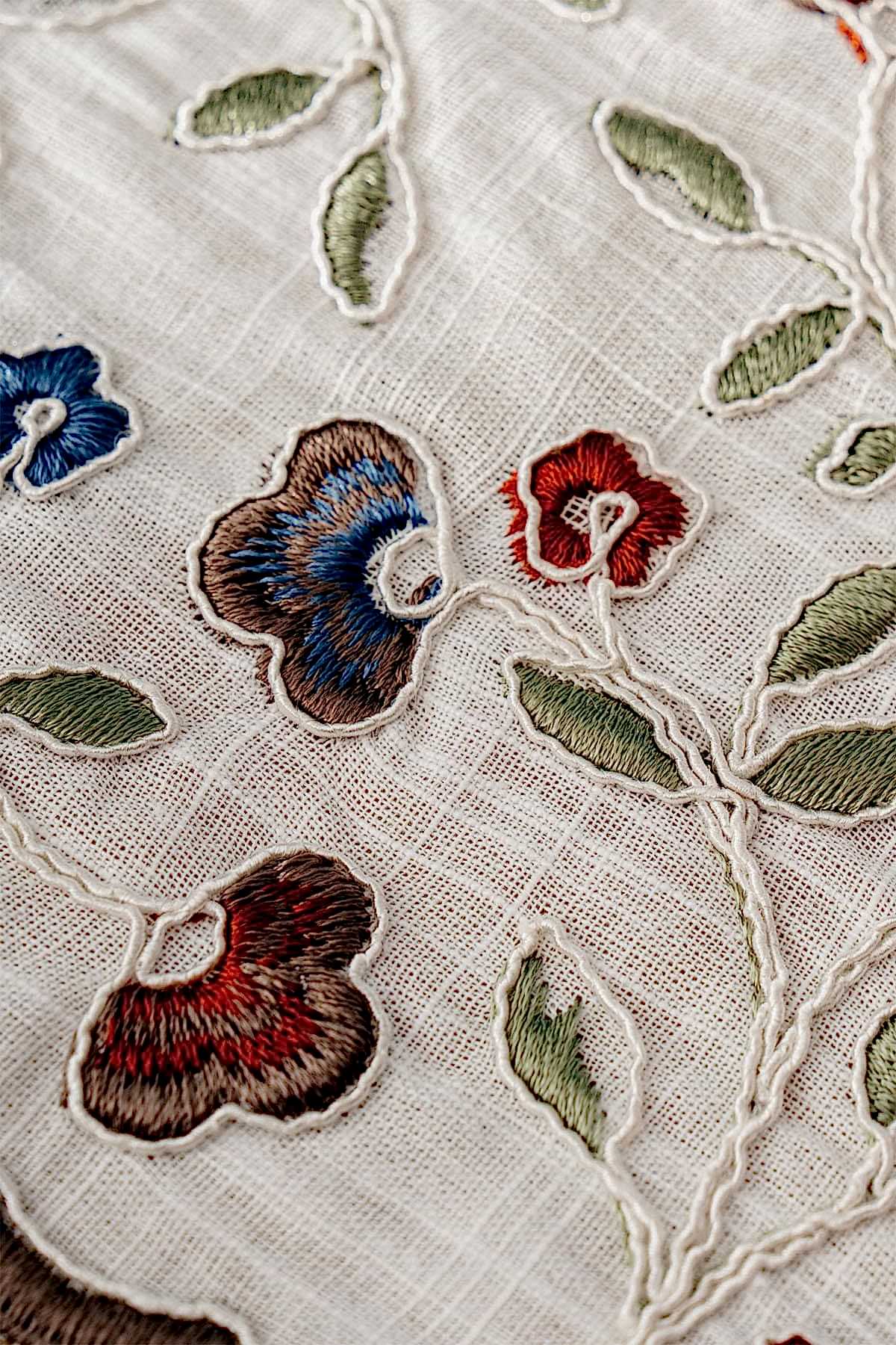 Livano Renkli Çiçek Nakışlı Leke Tutmaz Dertsiz Masa Örtüsü (160 x 260 cm)