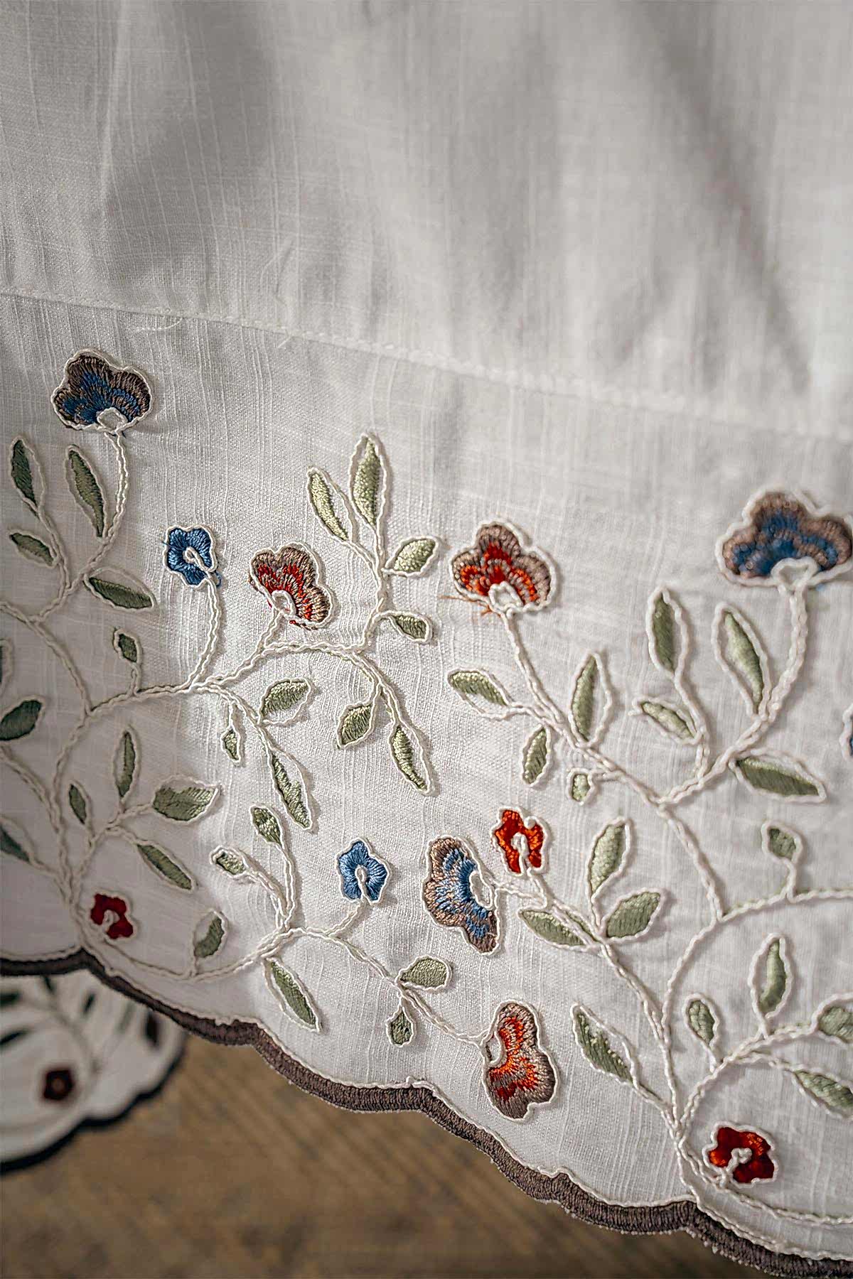 Livano Renkli Çiçek Nakışlı Leke Tutmaz Dertsiz Masa Örtüsü (160 x 260 cm)