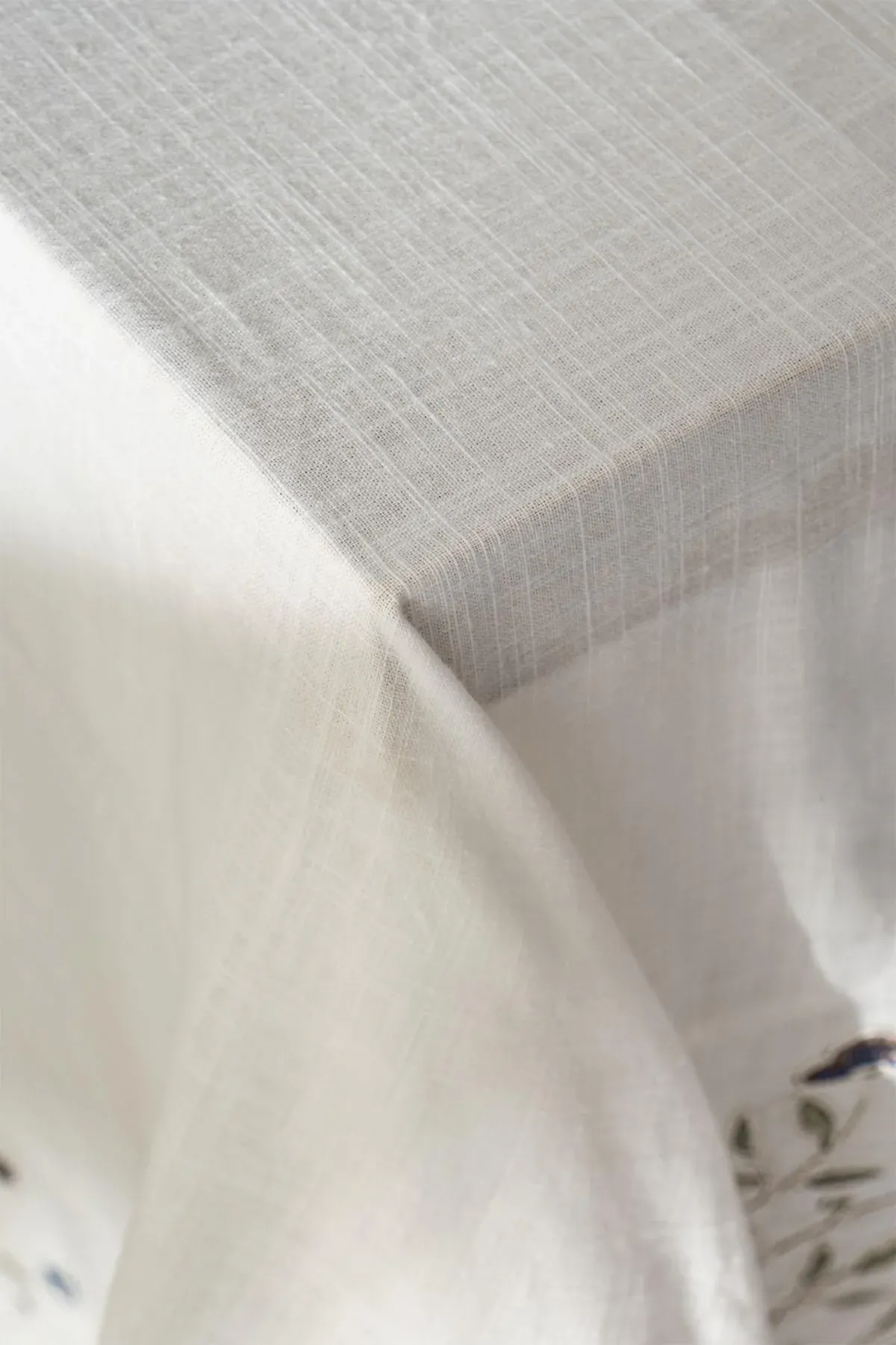 Livano Renkli Çiçek Nakışlı Leke Tutmaz Dertsiz Masa Örtüsü (160 x 260 cm)