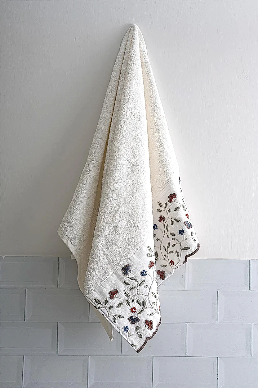 Livano Renkli Çiçek Nakışlı Banyo Havlusu (90 x 150 cm)