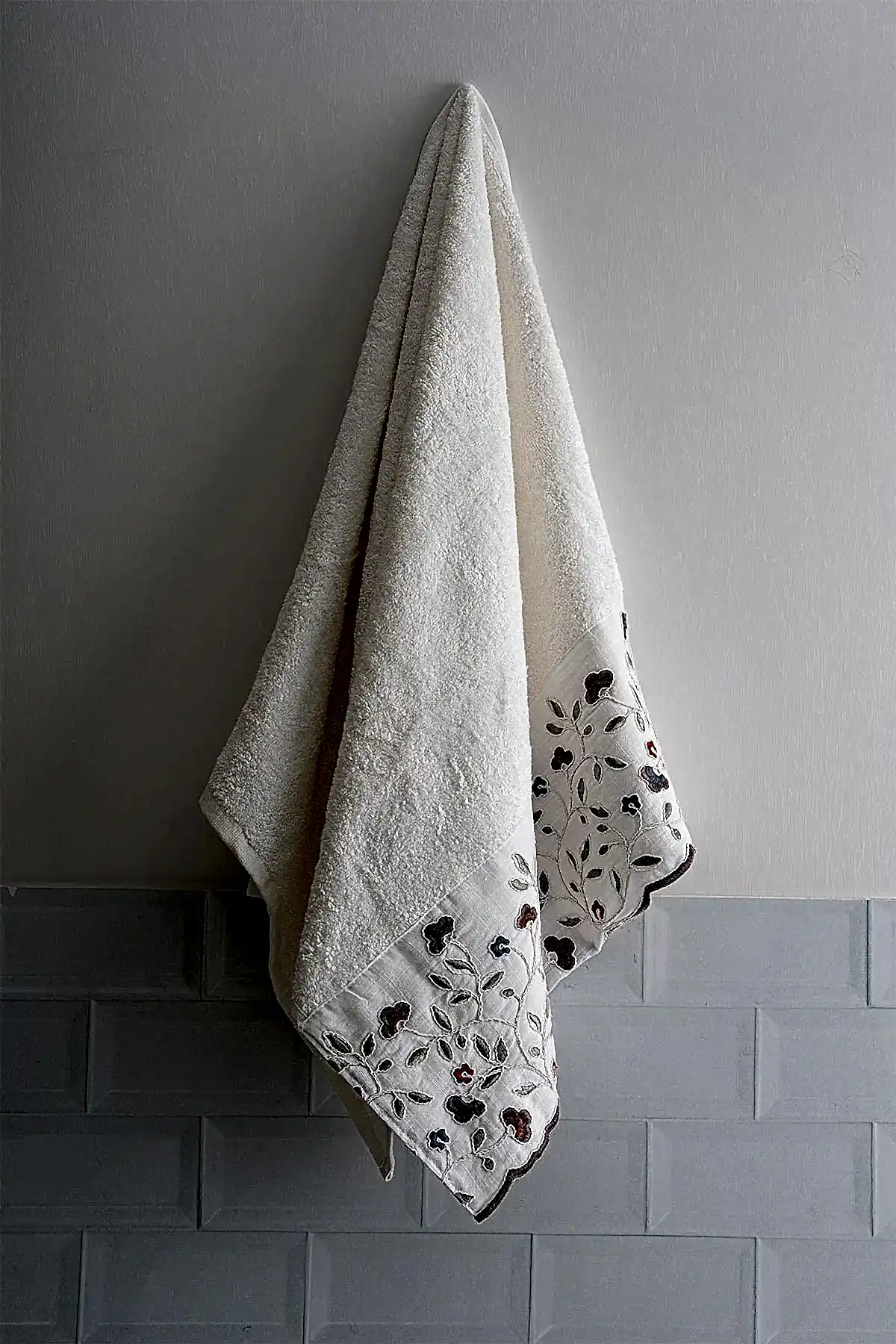 Livano Renkli Çiçek Nakışlı Banyo Havlusu (90 x 150 cm)