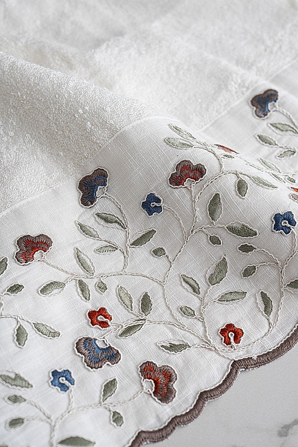 Livano Renkli Çiçek Nakışlı Banyo Havlusu (90 x 150 cm)