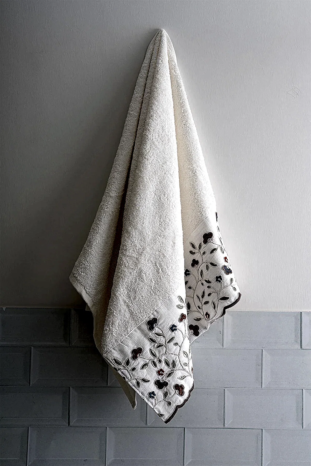 Livano Renkli Çiçek Nakışlı Yüz Havlusu (50 x 90 cm)