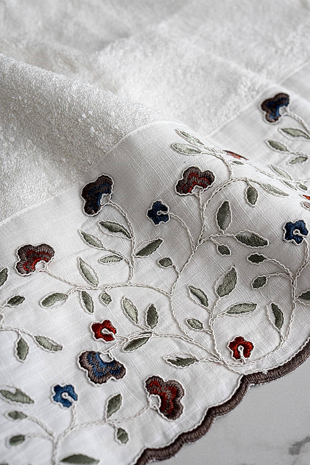 Livano Renkli Çiçek Nakışlı Yüz Havlusu (50 x 90 cm)