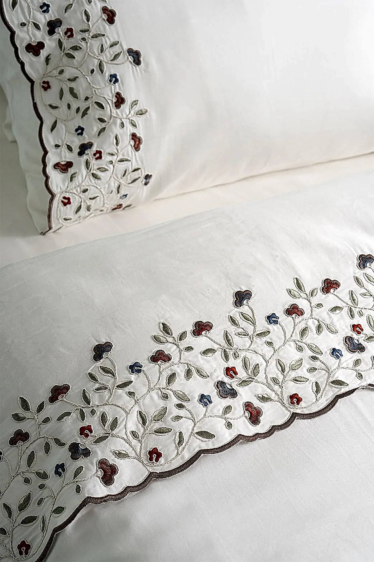 Livano Renkli Çiçek Nakışlıi Pamuk Saten Çift Kişilik 6 Parça Nevresim Takımı