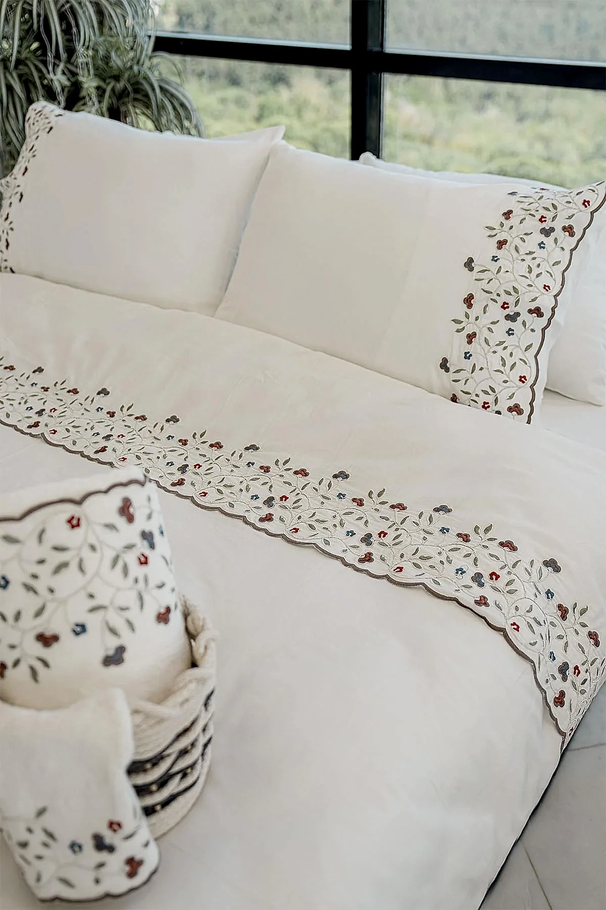 Livano Renkli Çiçek Nakışlıi Pamuk Saten Çift Kişilik 6 Parça Nevresim Takımı