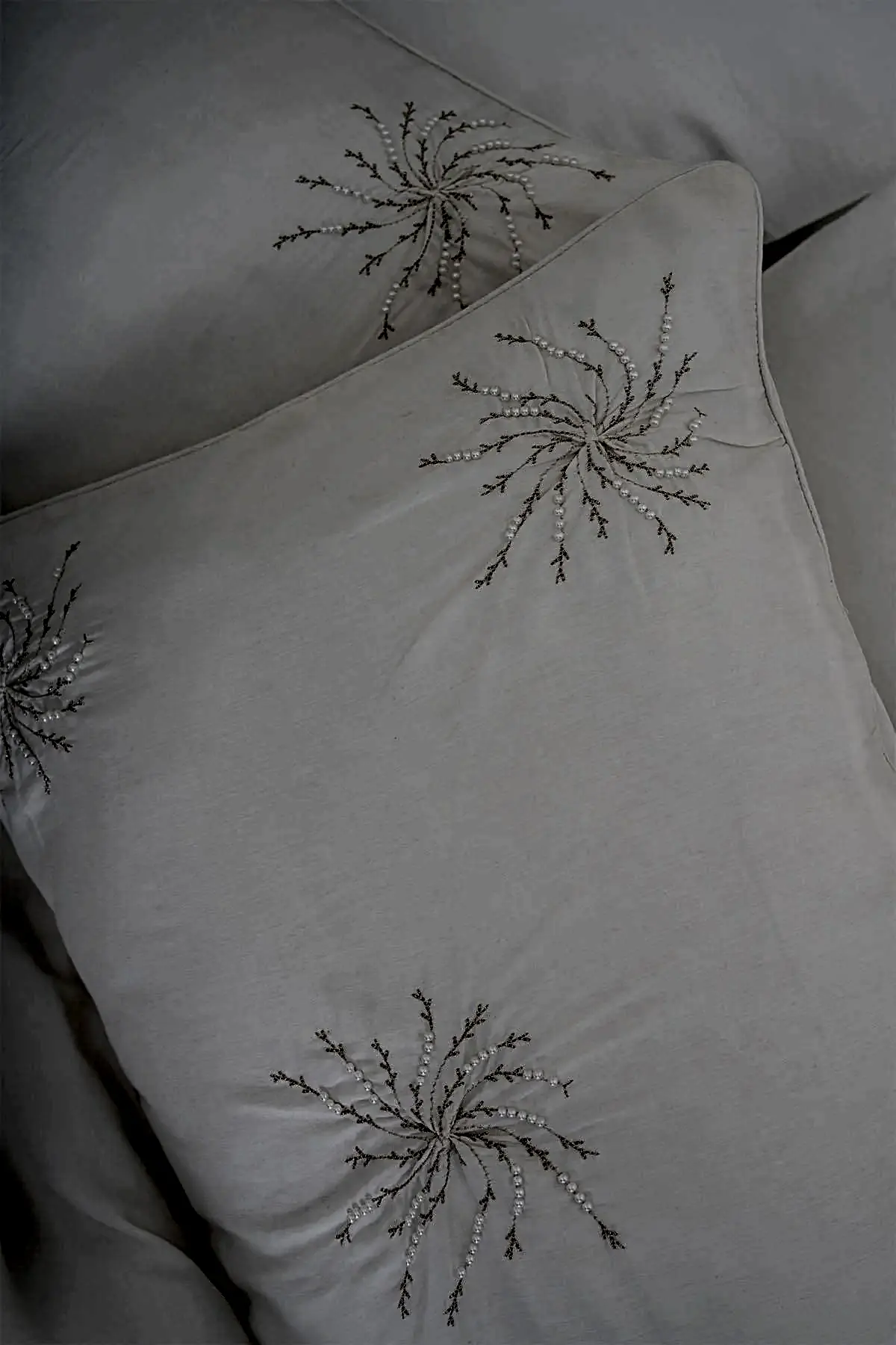 Lorient İncili Nakışlı Pamuk Saten Çift Kişilik 6 Parça Nevresim Takımı