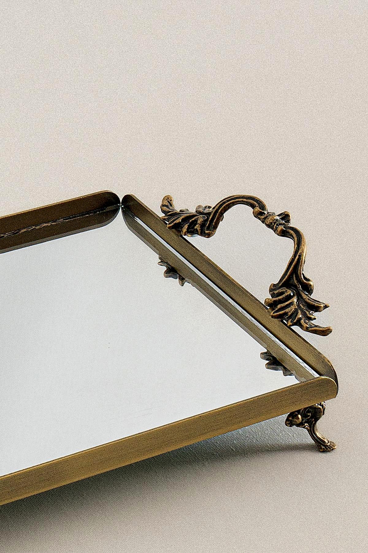 Mabel Zarif Kulplu Eskitme Küçük Tepsi (26 x 18 cm) - Nazik Home - Yuvama Değer!