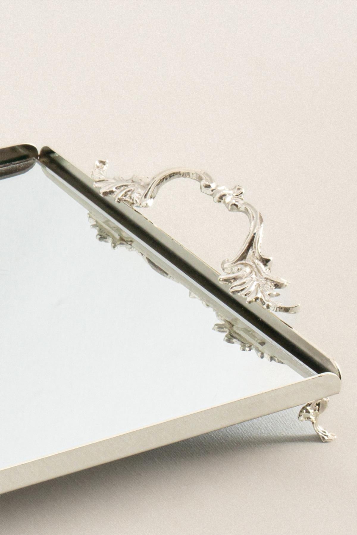 Mabel Zarif Kulplu Gümüş Büyük Tepsi (40 x 26 cm) - Nazik Home - Yuvama Değer!