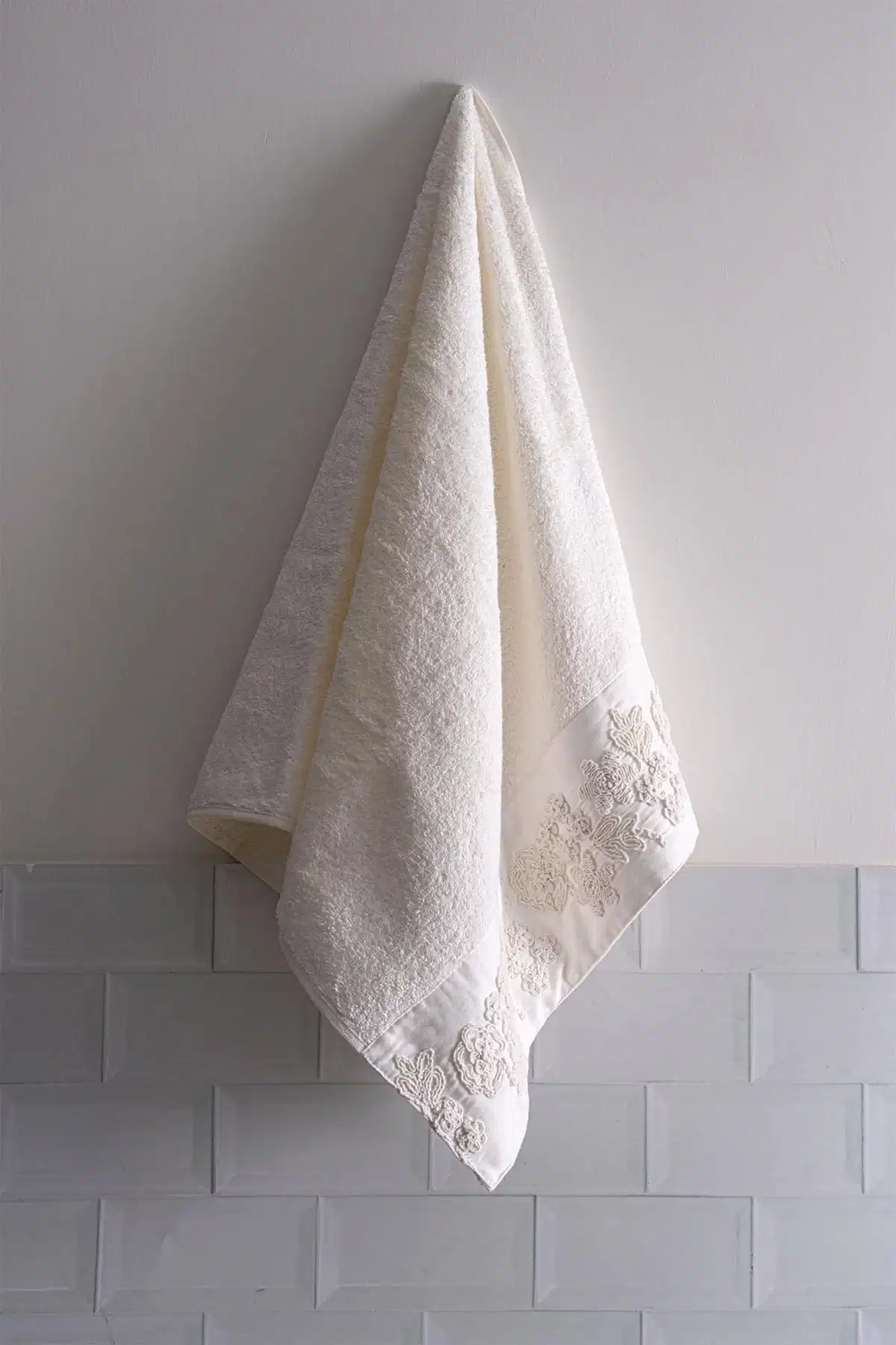 Madeira 3 Boyutlu Örgü Çiçek İşlemeli Banyo Havlusu (90 x 150 cm)