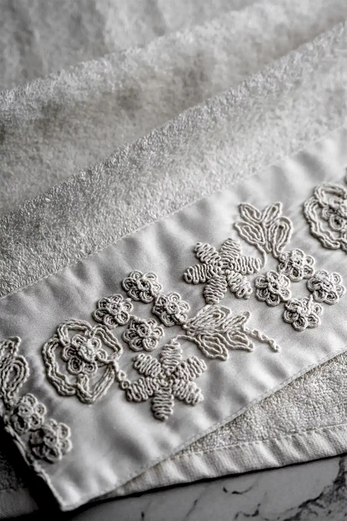 Madeira 3 Boyutlu Örgü Çiçek İşlemeli Banyo Havlusu (90 x 150 cm)