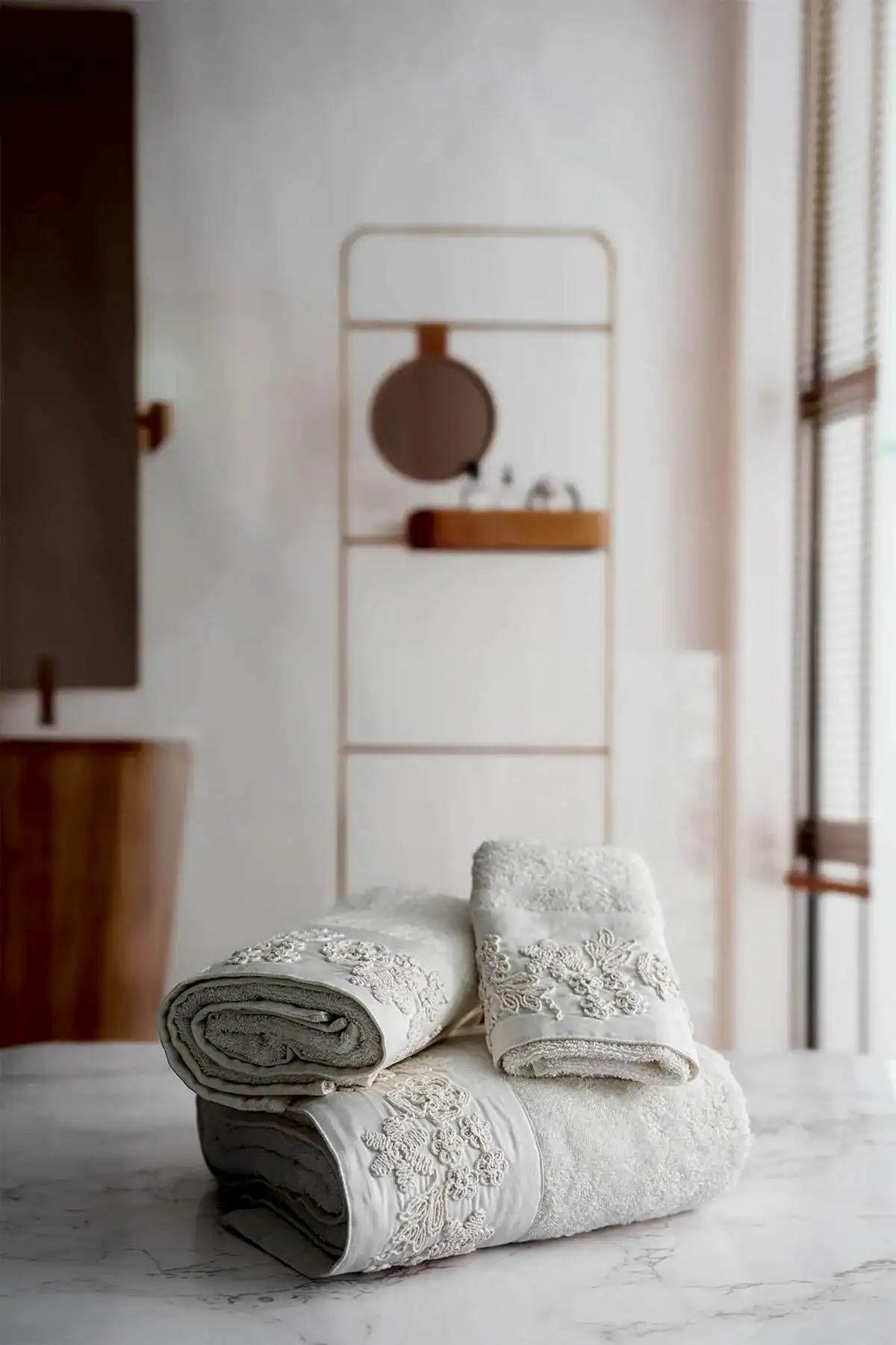 Madeira 3 Boyutlu Örgü Çiçek İşlemeli Banyo Havlusu (90 x 150 cm)