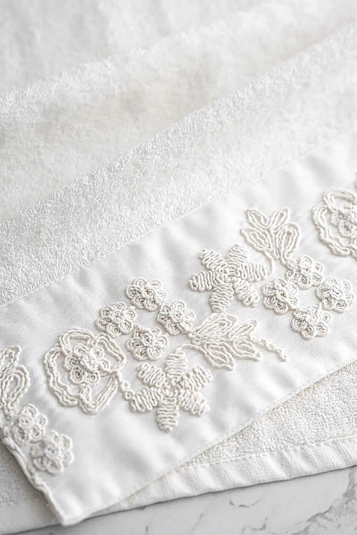 Madeira 3 Boyutlu Örgü Çiçek İşlemeli El Havlusu (30 x 50 cm)