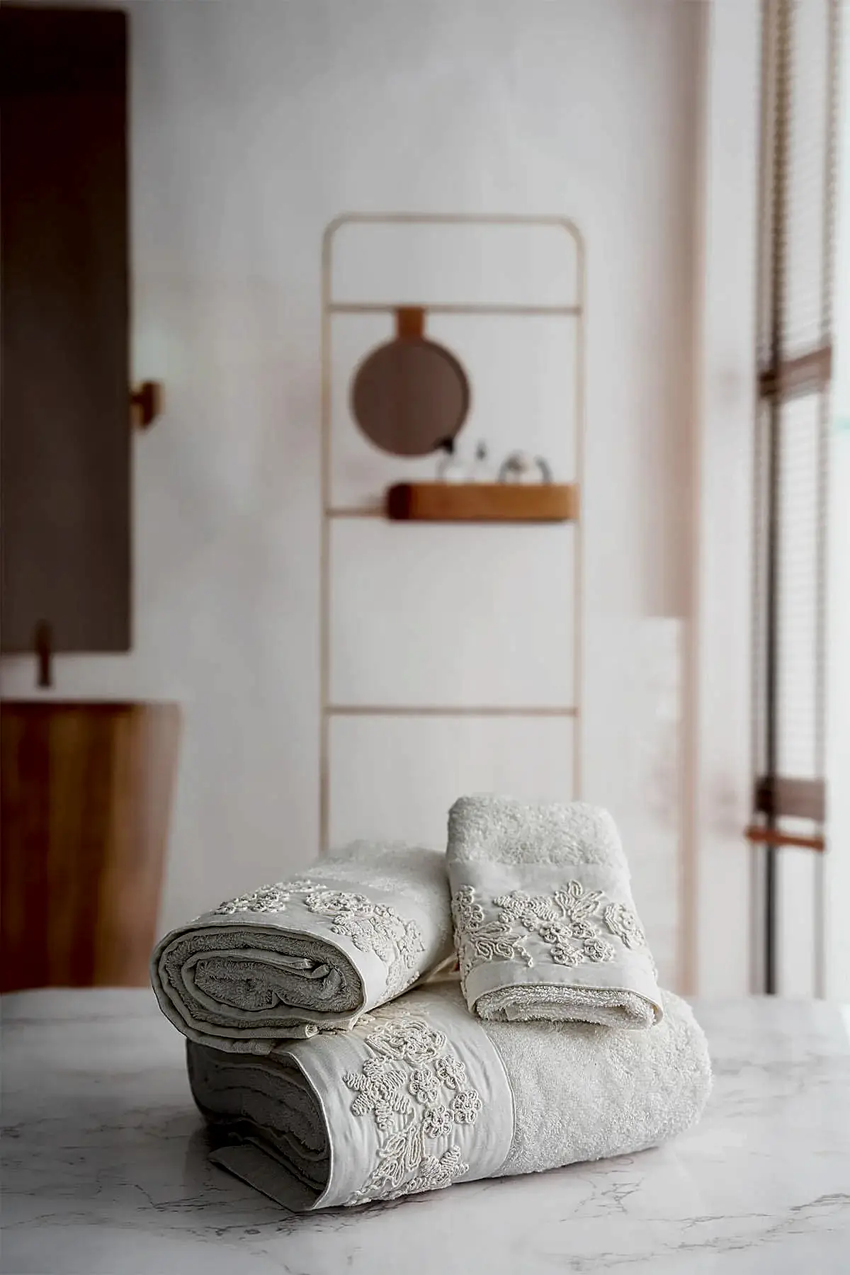 Madeira 3 Boyutlu Örgü Çiçek İşlemeli El Havlusu (30 x 50 cm)