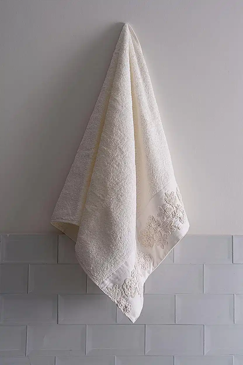 Madeira 3 Boyutlu Örgü Çiçek İşlemeli Yüz Havlusu (50 x 90 cm)