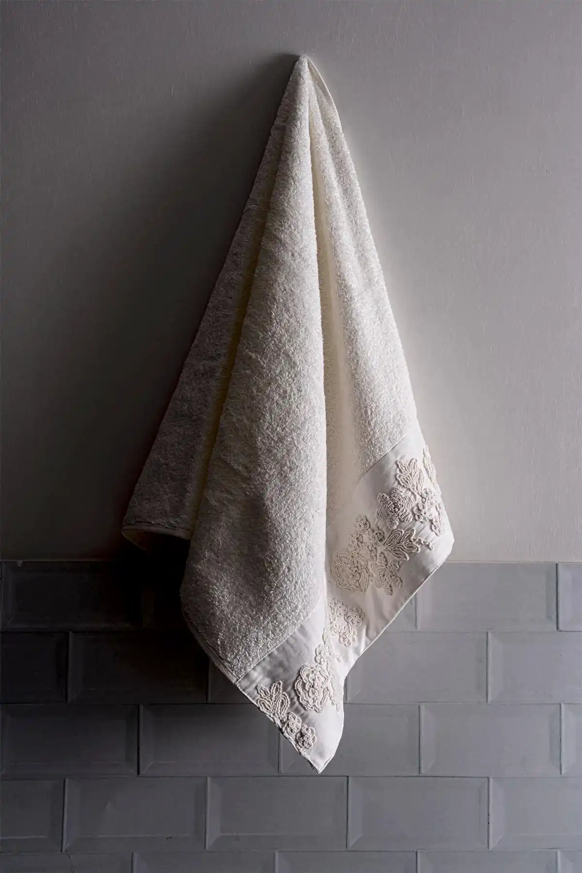 Madeira 3 Boyutlu Örgü Çiçek İşlemeli Yüz Havlusu (50 x 90 cm)