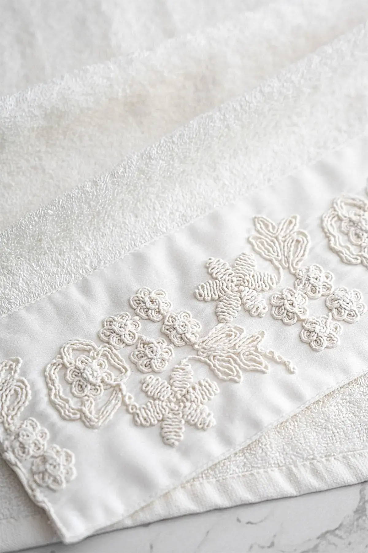 Madeira 3 Boyutlu Örgü Çiçek İşlemeli Yüz Havlusu (50 x 90 cm)