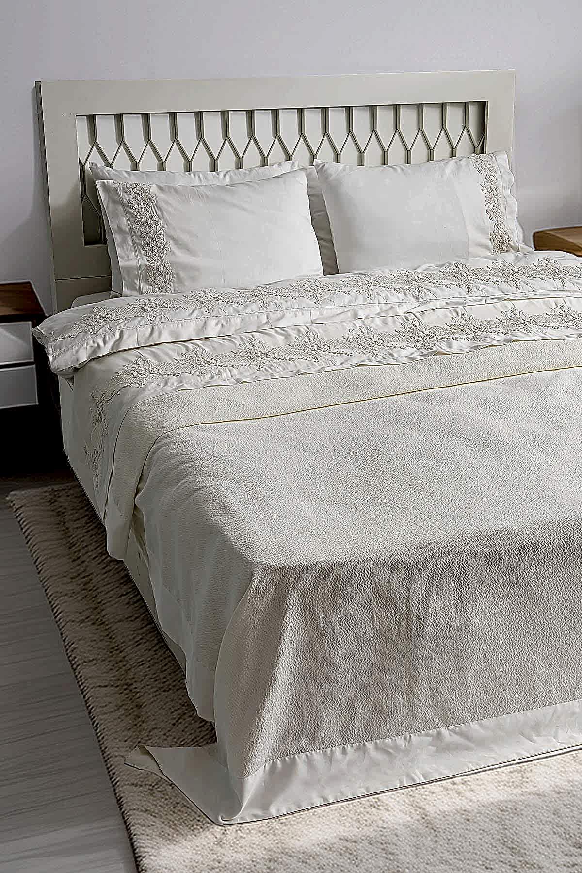 Madeira 3 Boyutlu Örgü Çiçek İşlemeli Çift Kişilik 7 Parça Nevresim + Pike Set