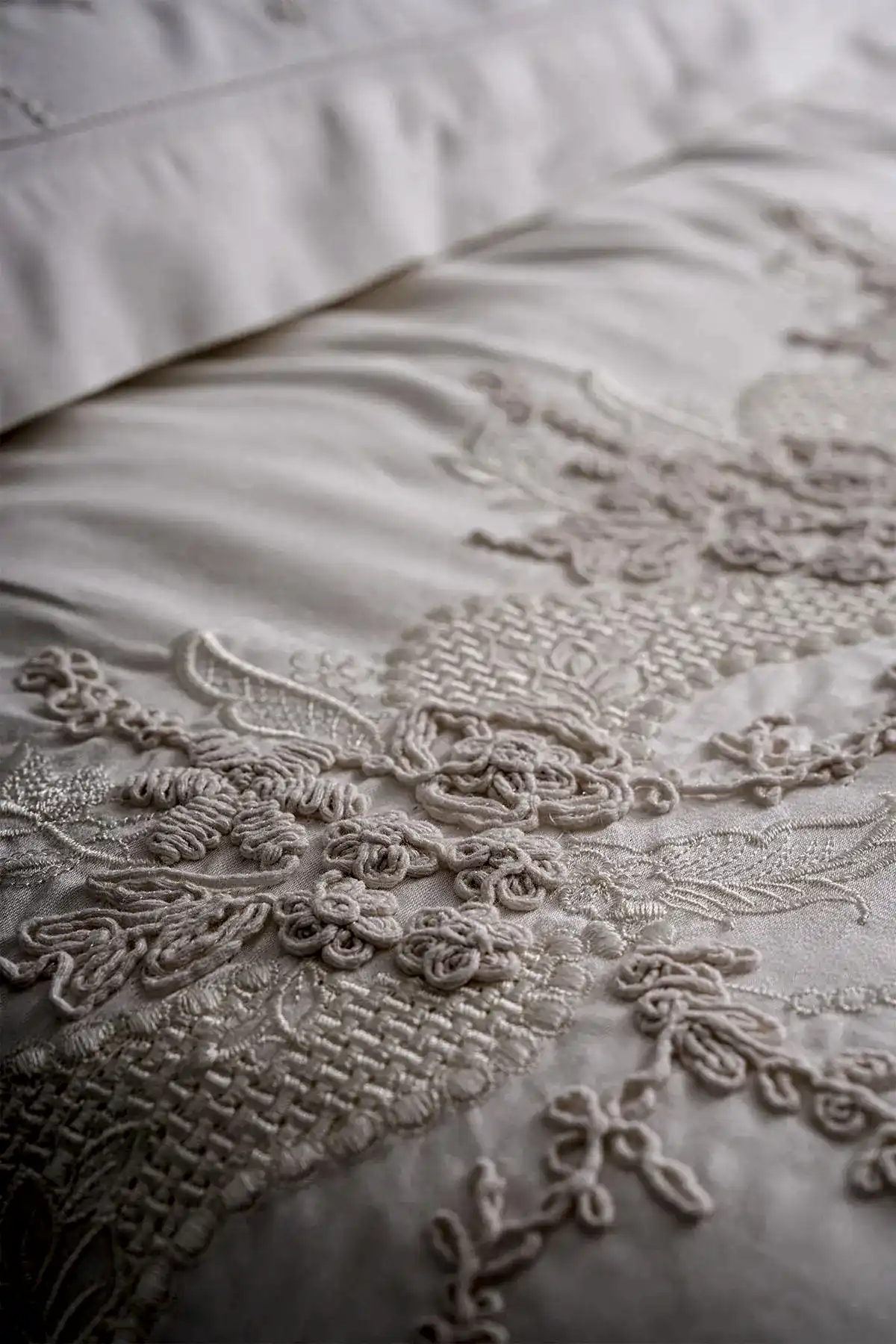 Madeira 3 Boyutlu Örgü Çiçek İşlemeli Çift Kişilik 7 Parça Nevresim + Pike Set