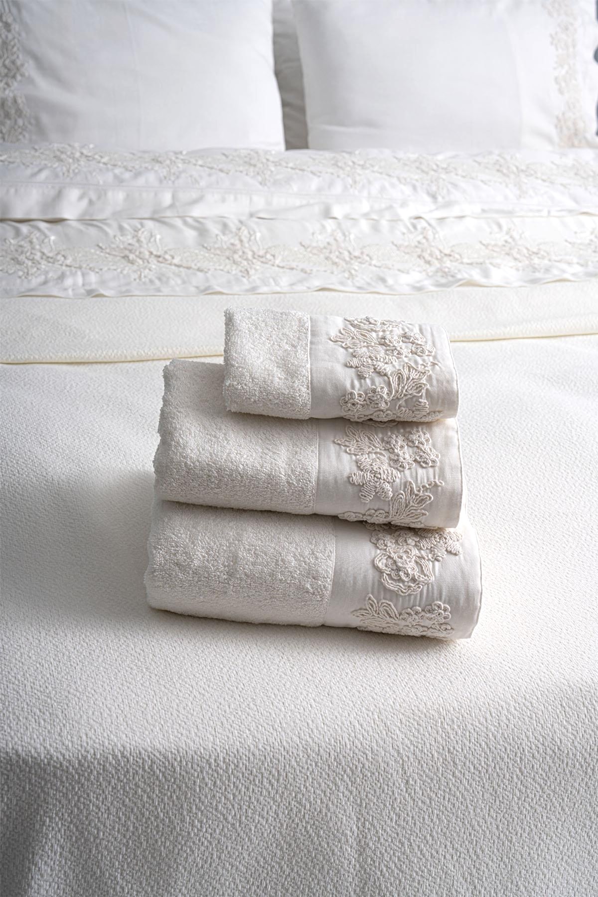 Madeira 3 Boyutlu Örgü Çiçek İşlemeli Çift Kişilik 7 Parça Nevresim + Pike Set