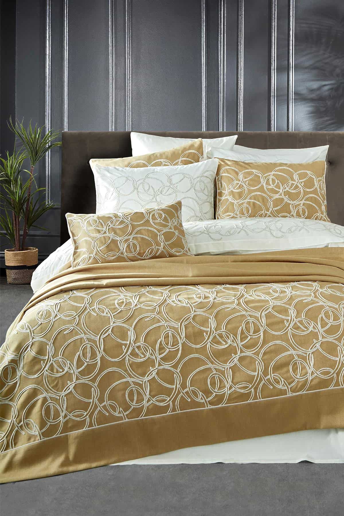 Mathilda Nakışlı Çift Kişilik 10 Parça Nevresim + Pike Set