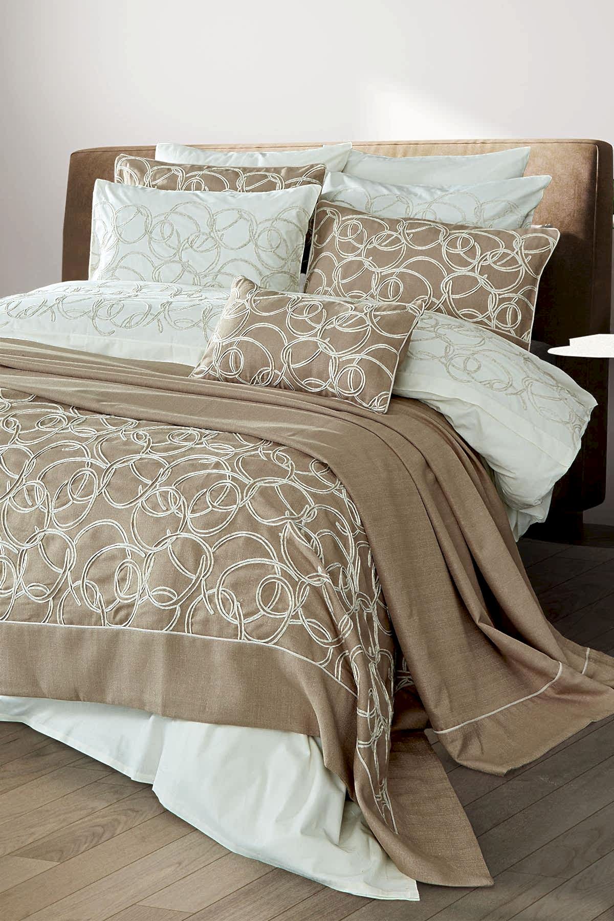 Mathilda Nakışlı Çift Kişilik 10 Parça Nevresim + Pike Set