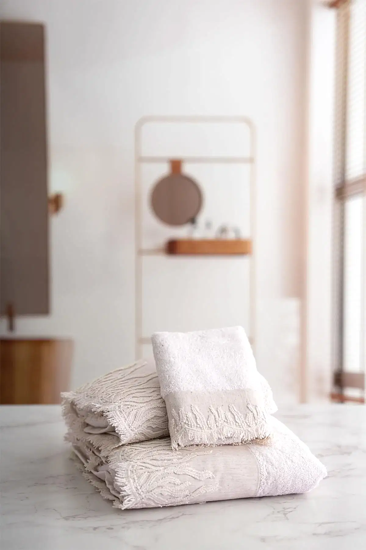 Mercan İşlemeli Püsküllü Banyo Havlusu (90 x 150 cm)