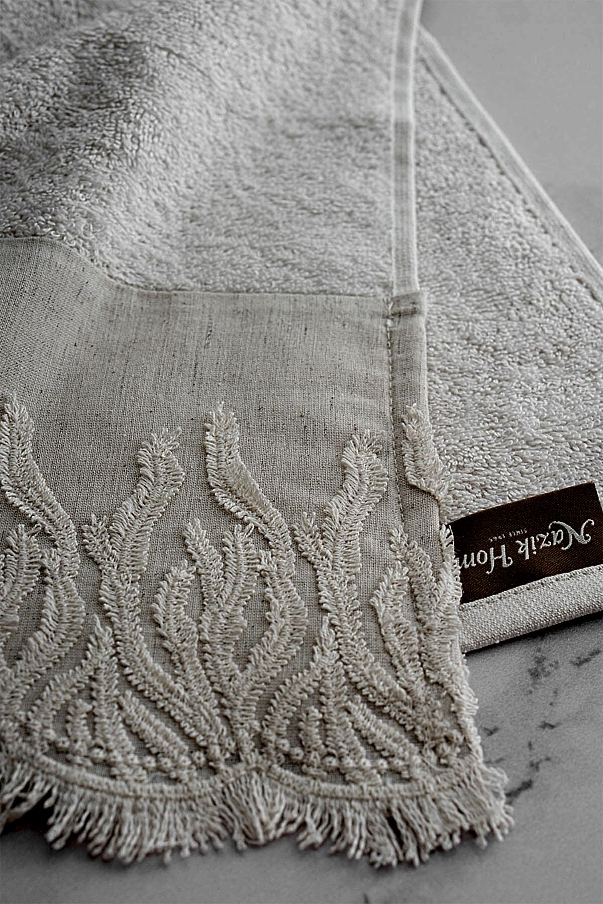 Mercan İşlemeli Püsküllü Yüz Havlusu (50 x 90 cm)