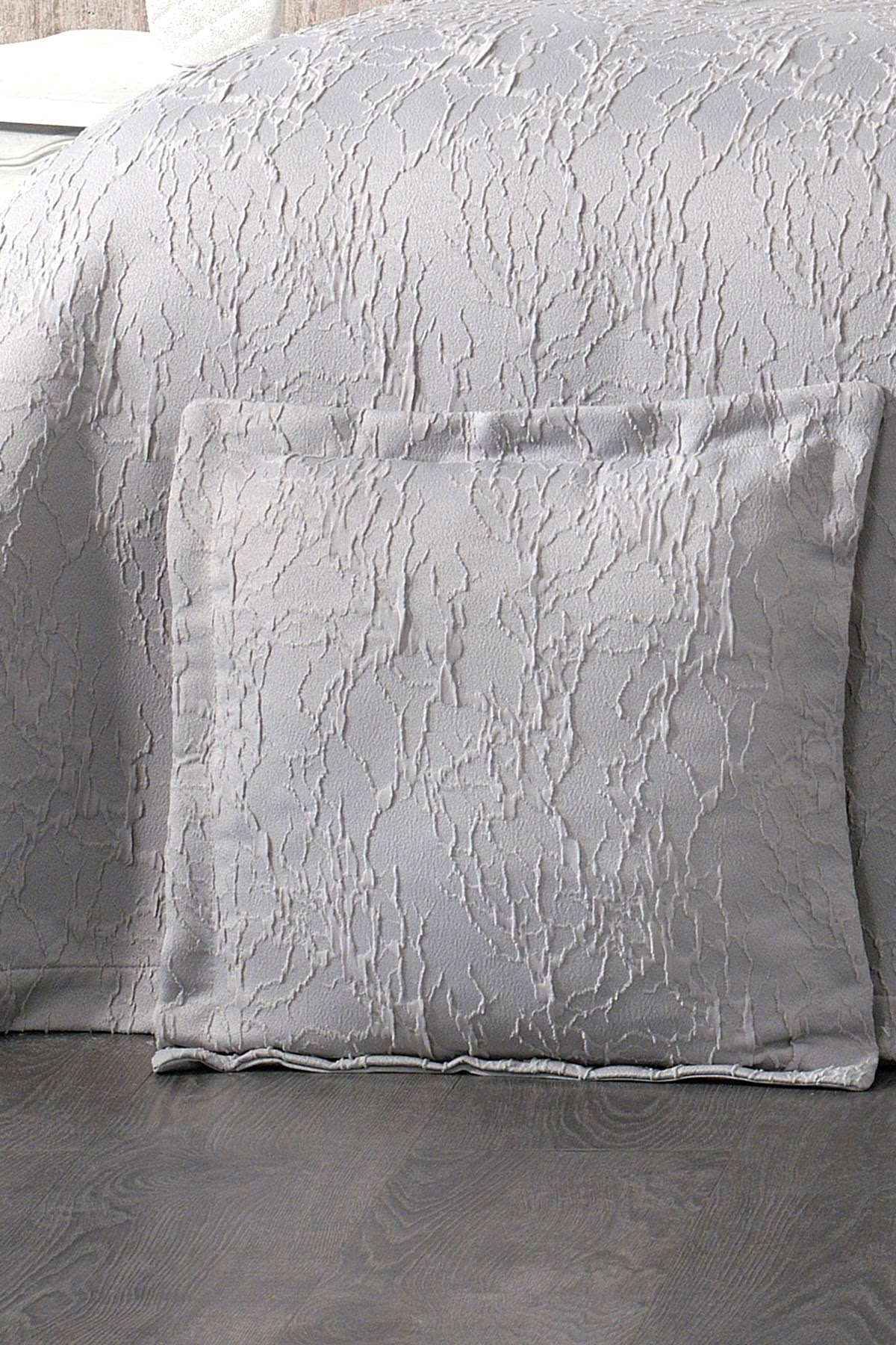 Mitra İşlemeli Çift Kişilik Yatak Örtüsü