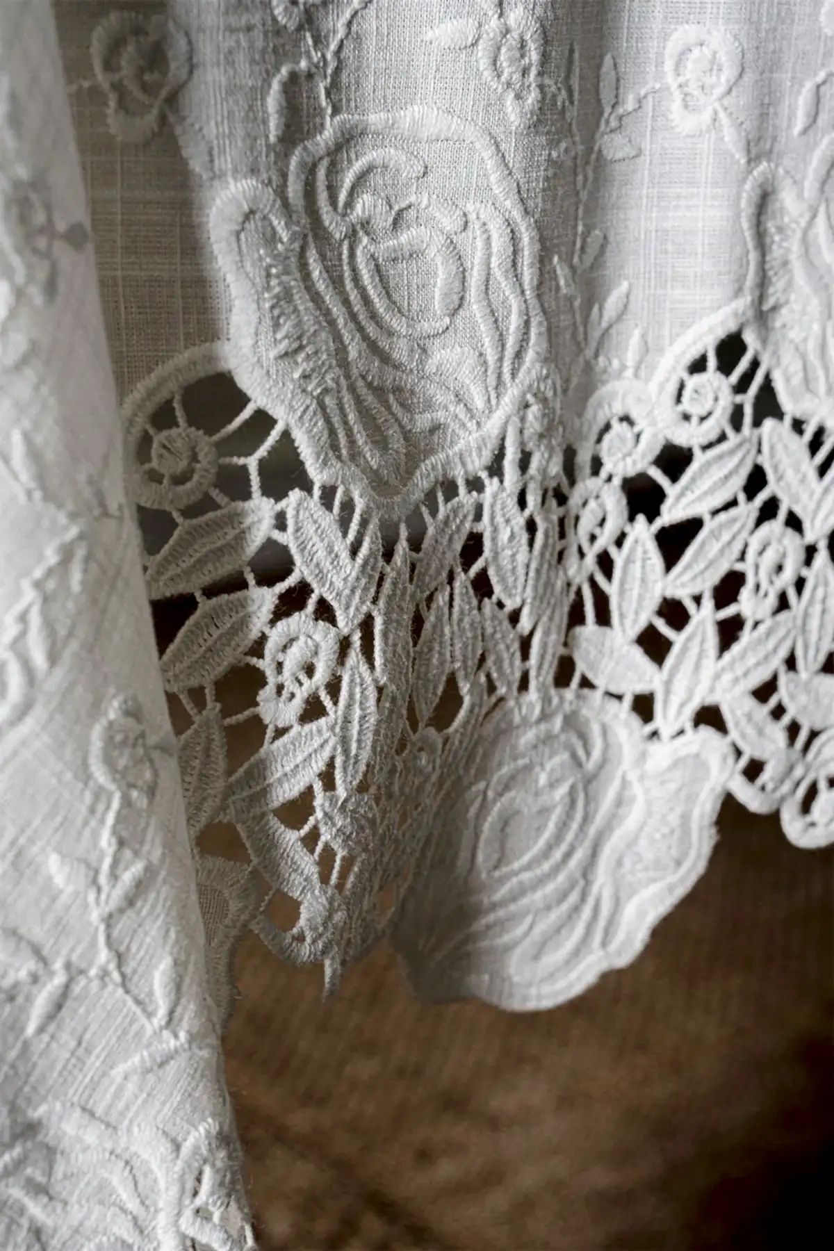 Morena Çiçek İşlemeli Leke Tutmaz Dertsiz Masa Örtüsü (160 x 260 cm)