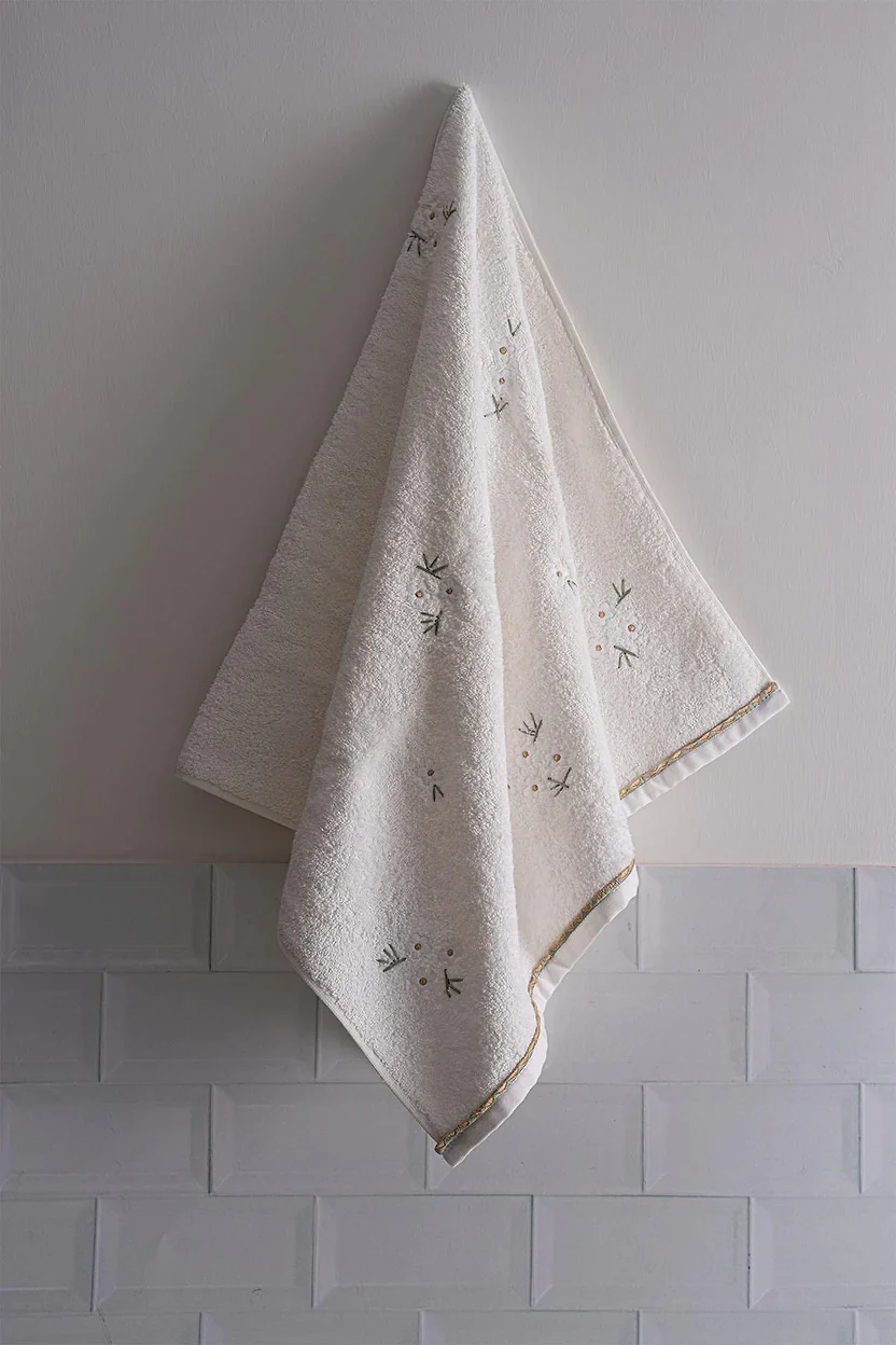 Nadia Papatya Nakışlı Banyo Havlusu (90 x 150 cm)