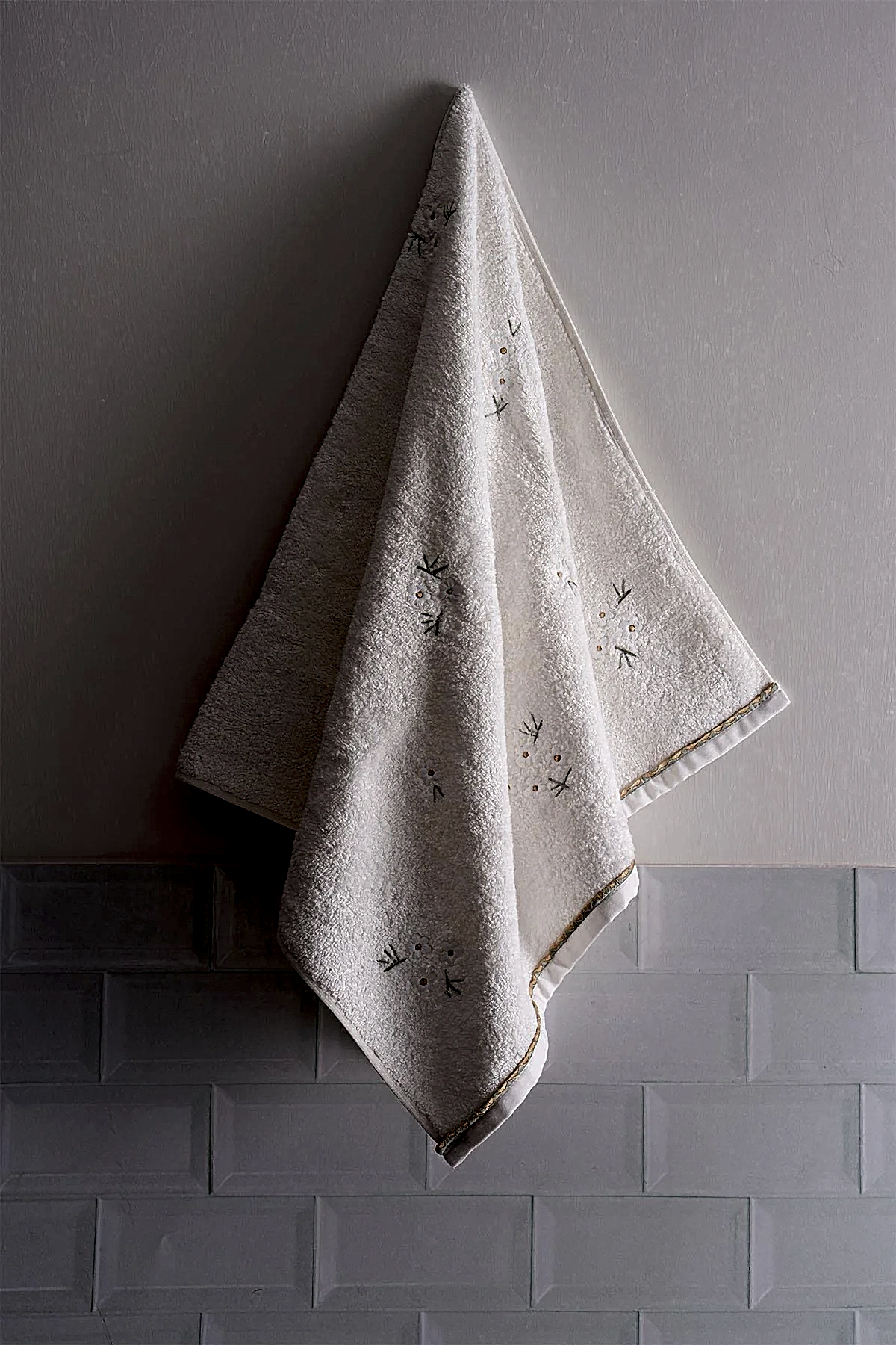 Nadia Papatya Nakışlı Banyo Havlusu (90 x 150 cm)