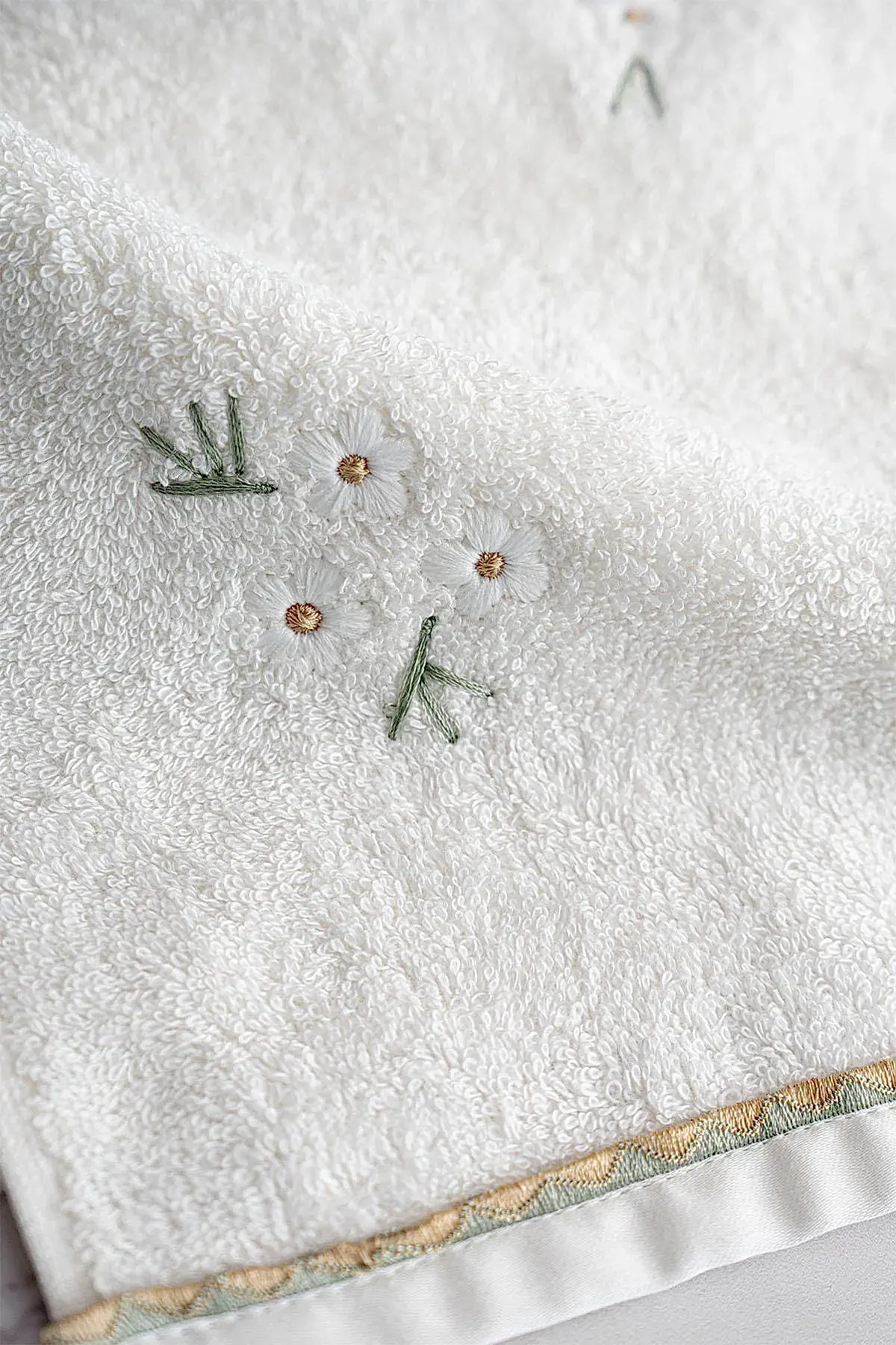 Nadia Papatya Nakışlı Banyo Havlusu (90 x 150 cm)