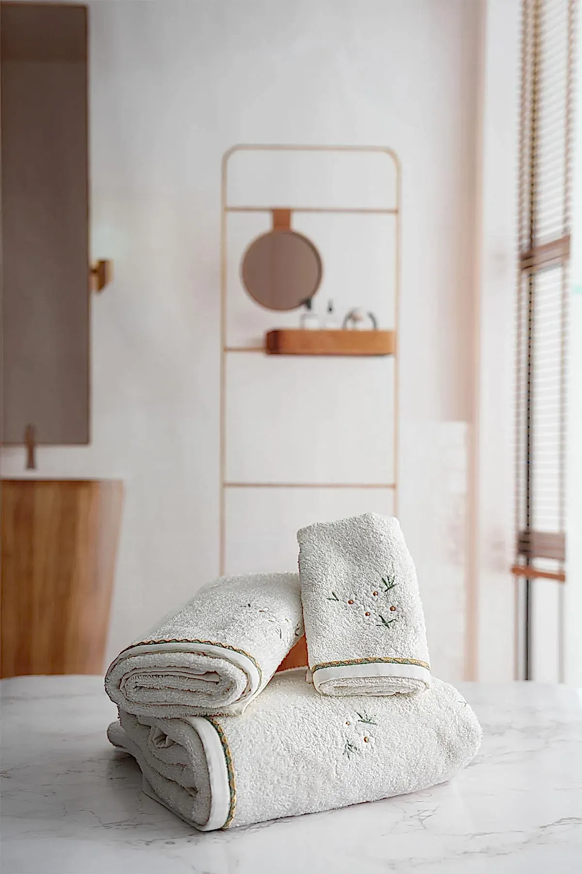 Nadia Papatya Nakışlı Banyo Havlusu (90 x 150 cm)