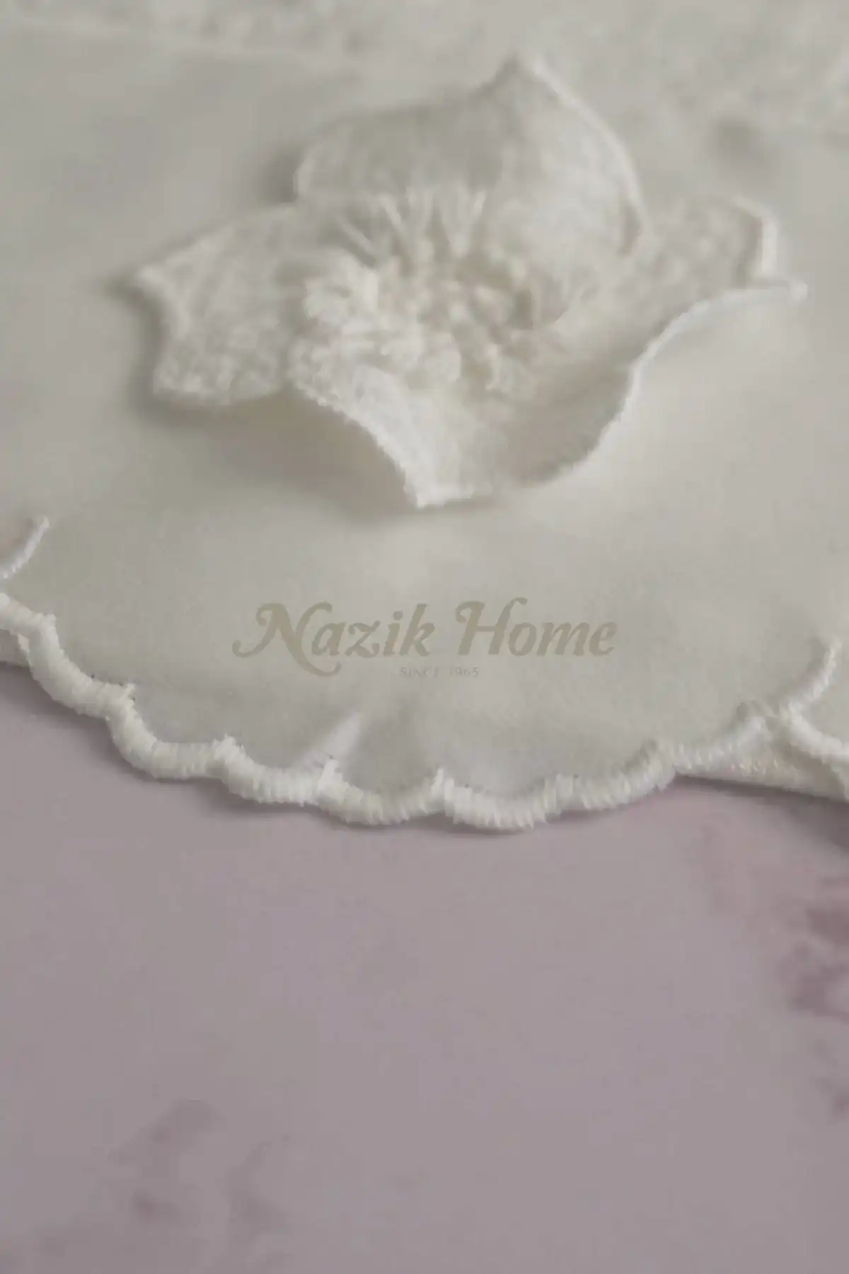 Hanzade Çiçek İşlemeli El Havlusu (30 x 50 cm)