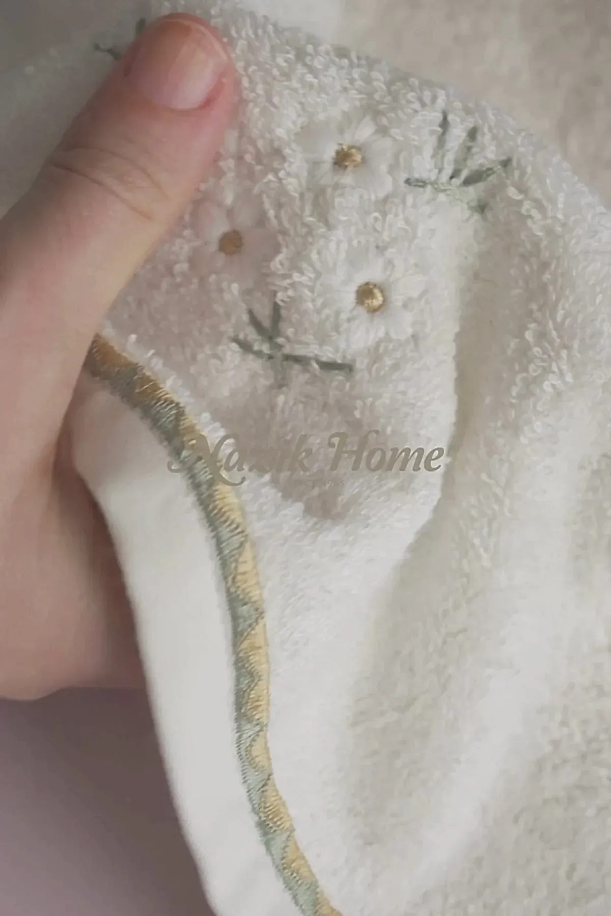 Nadia Papatya Nakışlı El Havlusu (30 x 50 cm)